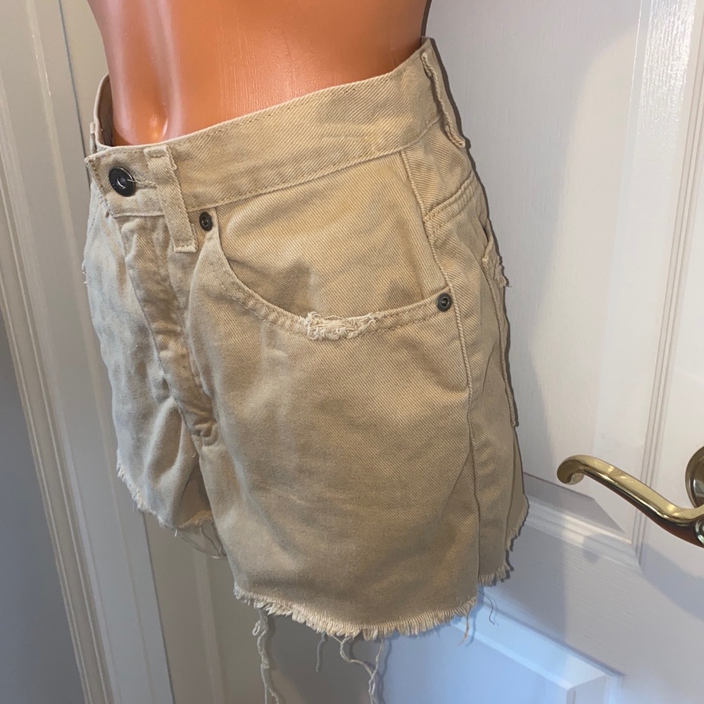 LIZ CLAIBORNE Classic Fit Shorts Distressed Butter Tan Size 4 $68 - Picture 9 of 13
